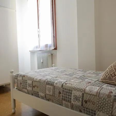 Margherita Castle Charme شقة ديسينسانو ديل غاردا